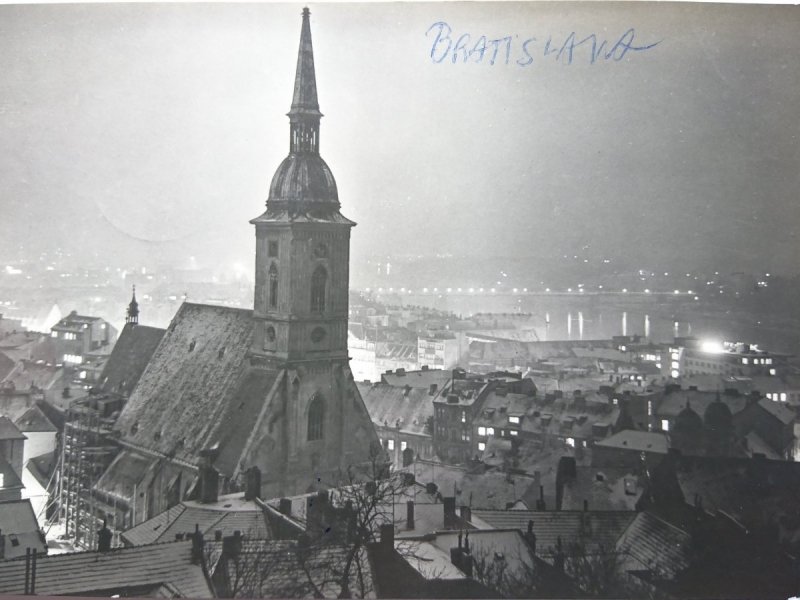 BRATISLAVA - NOĆNA PANORAMA V POPREDI DOM