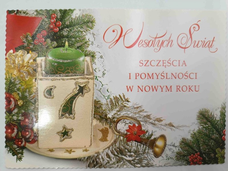 ZIELONA ŚWIECA ELEMENTY BROKATOWE BIAŁE TŁO
