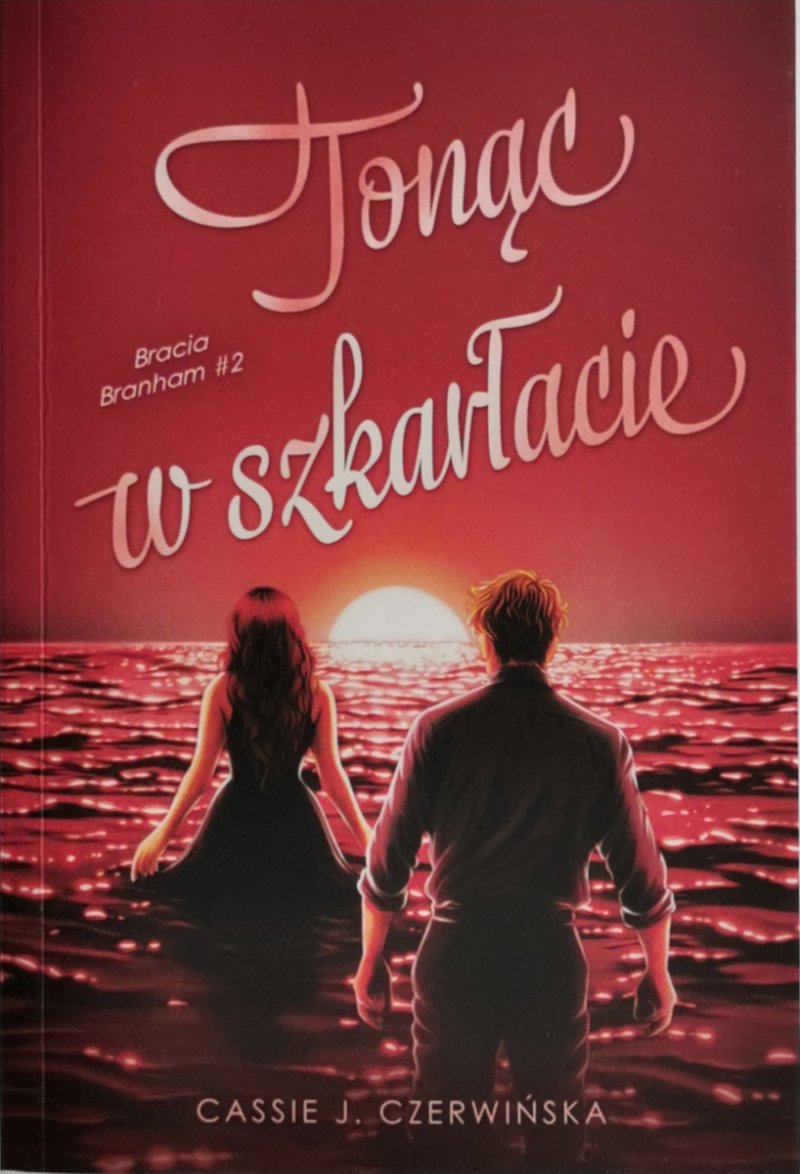 TONĄC W SZKARŁACIE - Cassie J. Czerwińska
