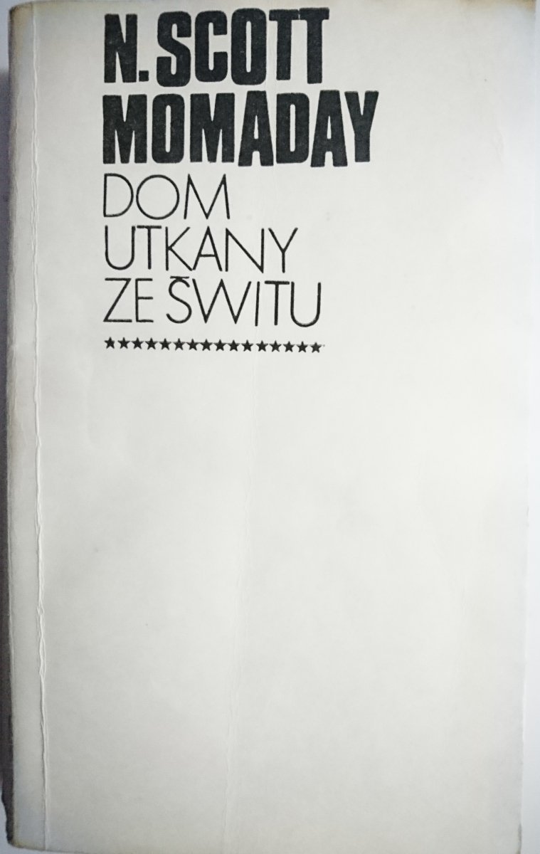 DOM UTKANY ZE ŚWITU - N. Scott Momaday 1976