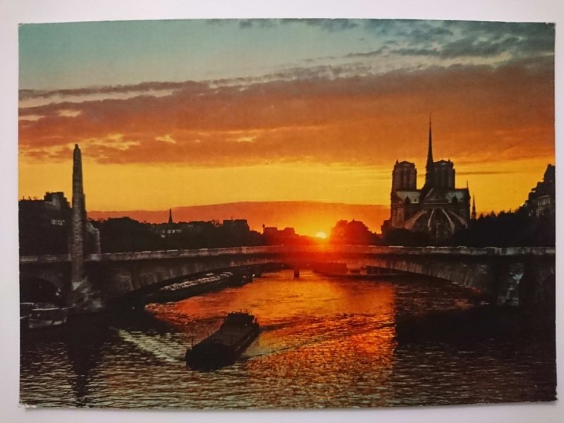 PARIS. CREPUSCULE SUR LA SEINE ET NOTRE-DAME
