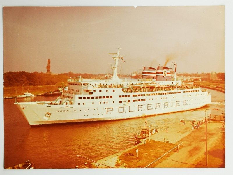 ZDJĘCIE. STATEK W PORCIE – ROGALIN. POLFERRIES  Fot. Janusz Uklejewski 