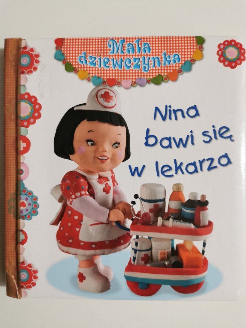 MAŁA DZIEWCZYNKA. NINA BAWI SIĘ W LEKARZA 