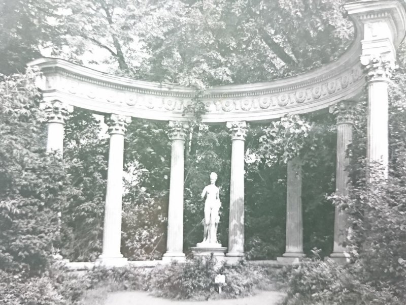 ŁAŃCUT. PLAC ZAMKOWY. PERGOLA Z... FOT. ŚWIĘCKI