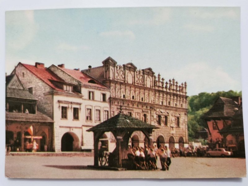KAZIMIERZ DOLNY. FRAGMENT RYNKU Z RENESANSOWYMI KAMIENICZKAMI FOT. KAMYKOWSKI