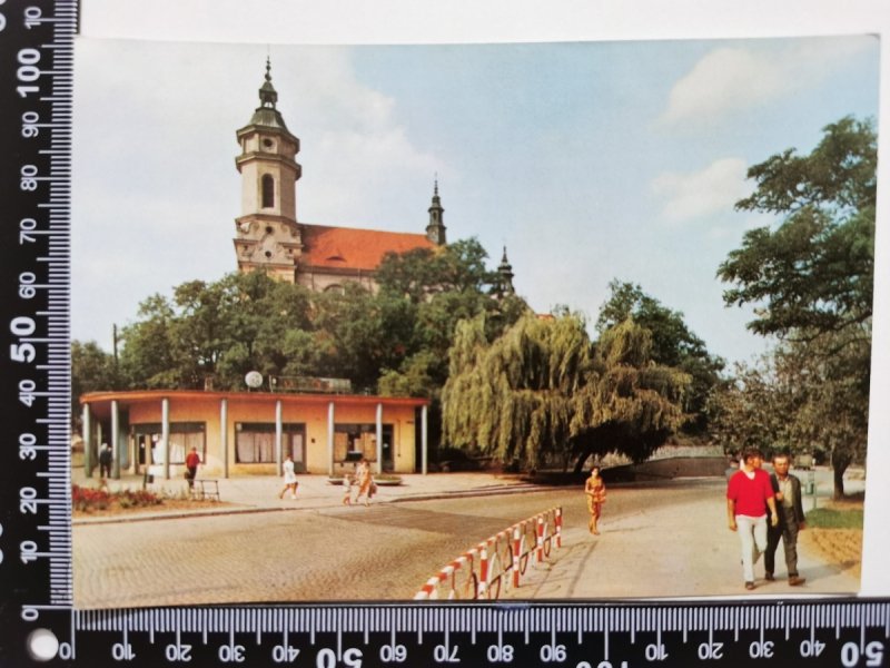 OSTROWIEC ŚWIĘTOKRZYSKI. FRAGMENT MIASTA Z KOŚCIOŁEM