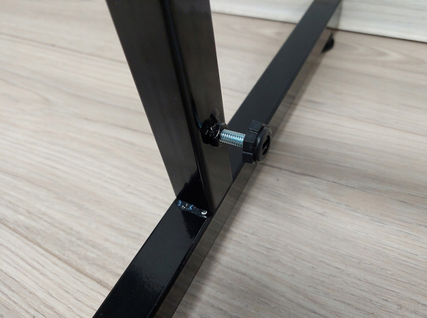 Stojak ekspozytor z 20 haczykami, 2 koszami - CZARNY 