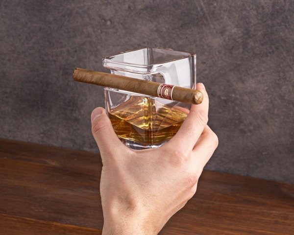 Szklanka do whisky z miejscem na cygaro