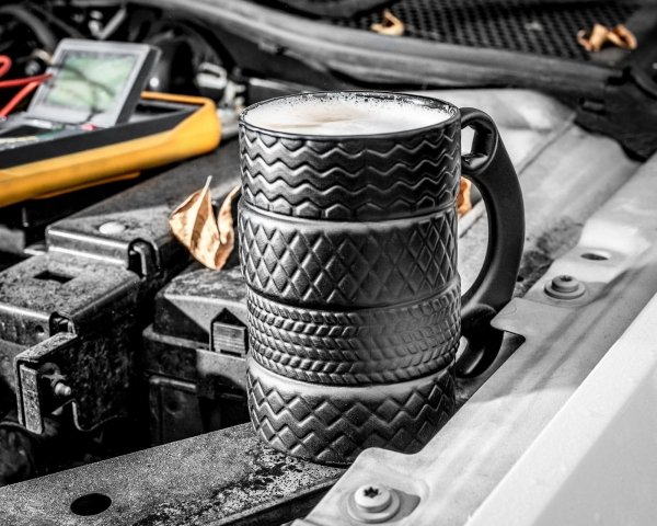 Kubek opony ceramiczny z czarnym kluczem