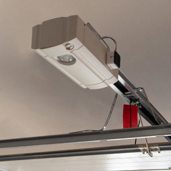 Yale Inteligentny sterownik do bram 1x Smart Opener , 1x Door Position Sensor, 2x Dodatkowy kabel, 2x Taśma instalacyjna