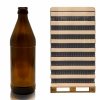 Butelka Euro Light 500 ml z jasnym piwem na drewnianym stole 