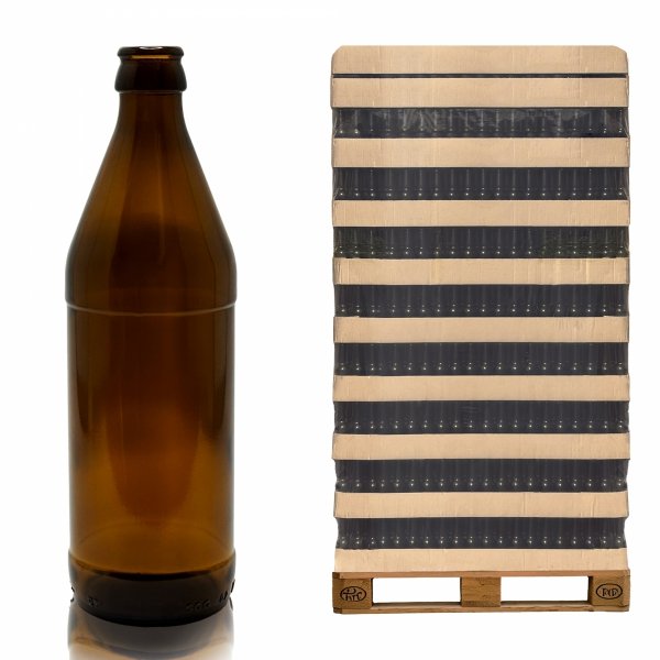 Butelka Euro Light 500 ml z jasnym piwem na drewnianym stole 