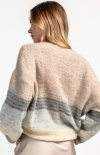 Oversizowy sweter wełniany w paski latte tył