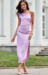 Satynowa sukienka midi na jedno ramię fioletowa