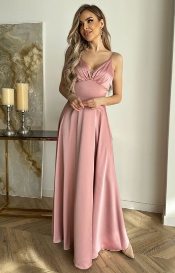 Długa satynowa sukienka na ramiączkach różowa