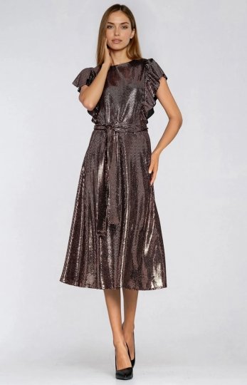 Błyszcząca sukienka z falbanami na ramionach 