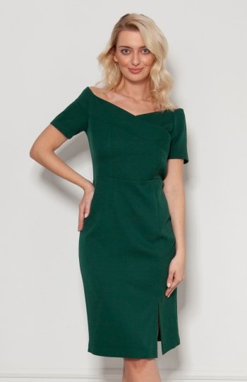 Dopasowana sukienka z dekoltem odsłaniającym ramiona zielona SUK207 