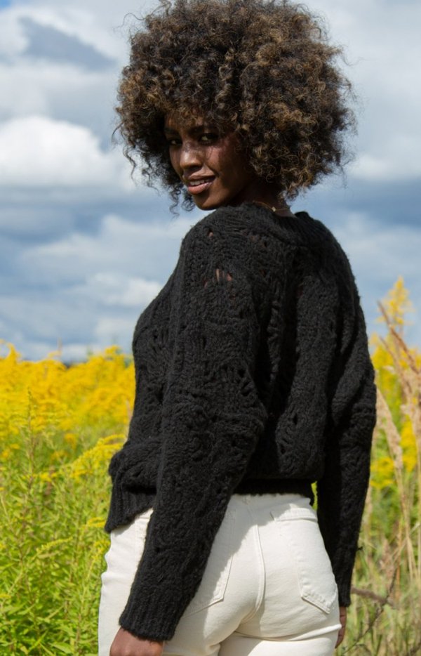 Ażurowy sweter z dekoltem czarny F1482 tył