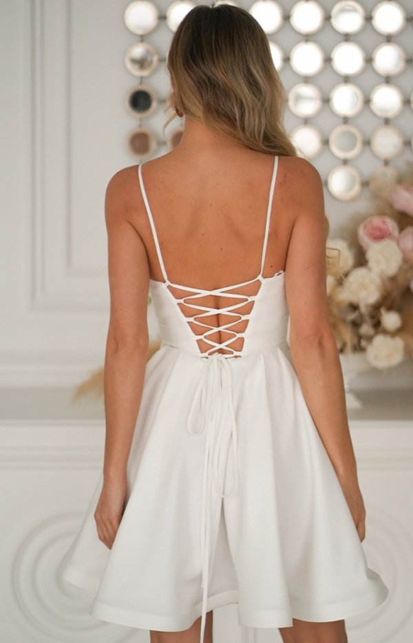 Błyszcząca rozkloszowana sukienki mini z gorsetowym tyłem - ecru tył