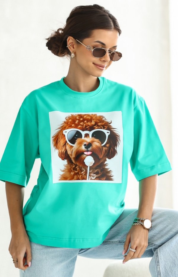 Oversizowy T-shirt z nadrukiem psa Maltipoo zielony