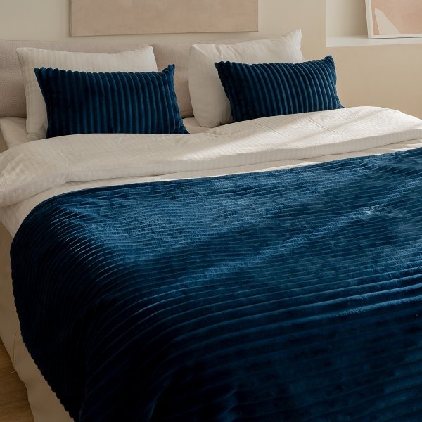 Geneva Black Bedroom Set: 2 Pillows + Bedspread