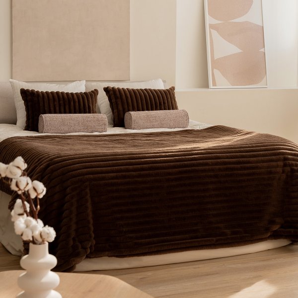 Geneva Black Bedroom Set: 2 Pillows + Bedspread
