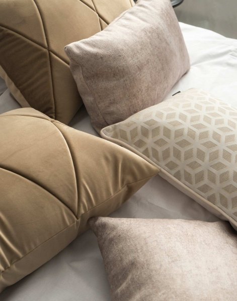 Perłowy zestaw poduszek dekoracyjnych do sypialni