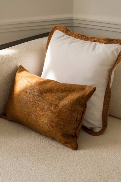 Tesse biała poduszka dekoracyjna z rudą plecionką 50x40