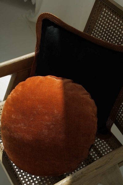 Czarno-rudy zestaw poduszek dekoracyjnych Tesse