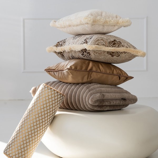 Kremowo-złoty wałek dekoracyjny AURUM