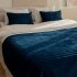 Marineblaues Schlafzimmer-Set Colet – 2 Kissen + Tagesdecke.