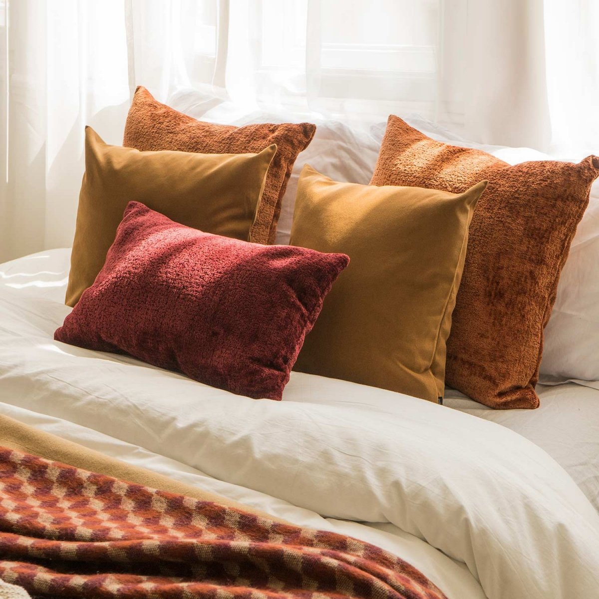 Brązowo-miedziany zestaw 5 poduszek dekoracyjnych do sypialni bergen