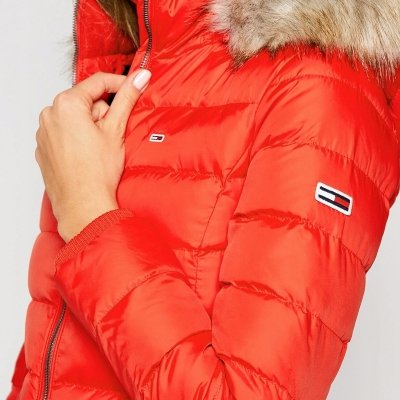 Kurtka damska puchowa Tommy Jeans zimowa czerwona z kapturem