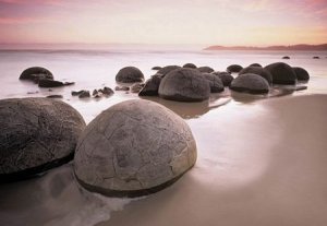 Fototapeta do Salonu - Moeraki Boulders At Oamaru - 366x254cm