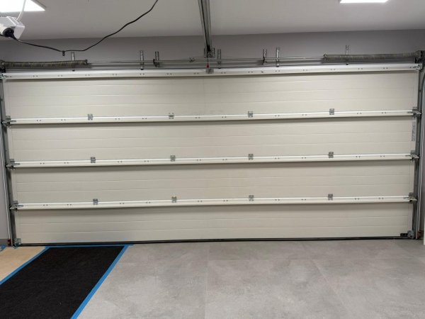 PROMOCJA dostępna OD RĘKI: Brama LPU 42 5300 x 2250 mm, Przetłoczenia L, Silkgrain, kolor RAL 7040 szary + prowadzenie N