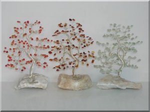 Drzewko szczęścia. Ok. 100 kamieni szlachetnych.
Średnica 17 cm wys. 23 cm.