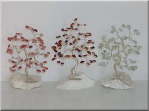 Drzewko szczęścia. Ok. 40 kamieni szlachetnych. Różne rodzaje. Średnica 8,5 cm   wys.13 cm.