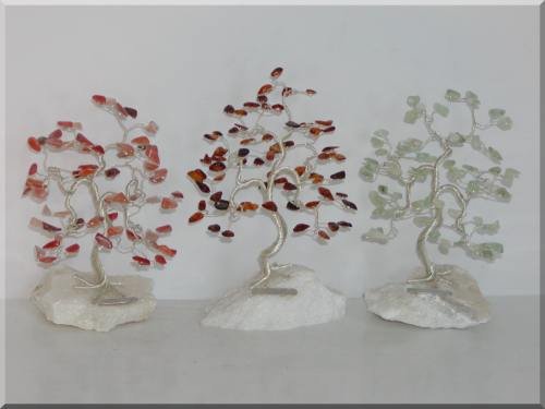 Drzewko szczęścia. Ok. 40 kamieni szlachetnych. Różne rodzaje. Średnica 8,5 cm   wys.13 cm.